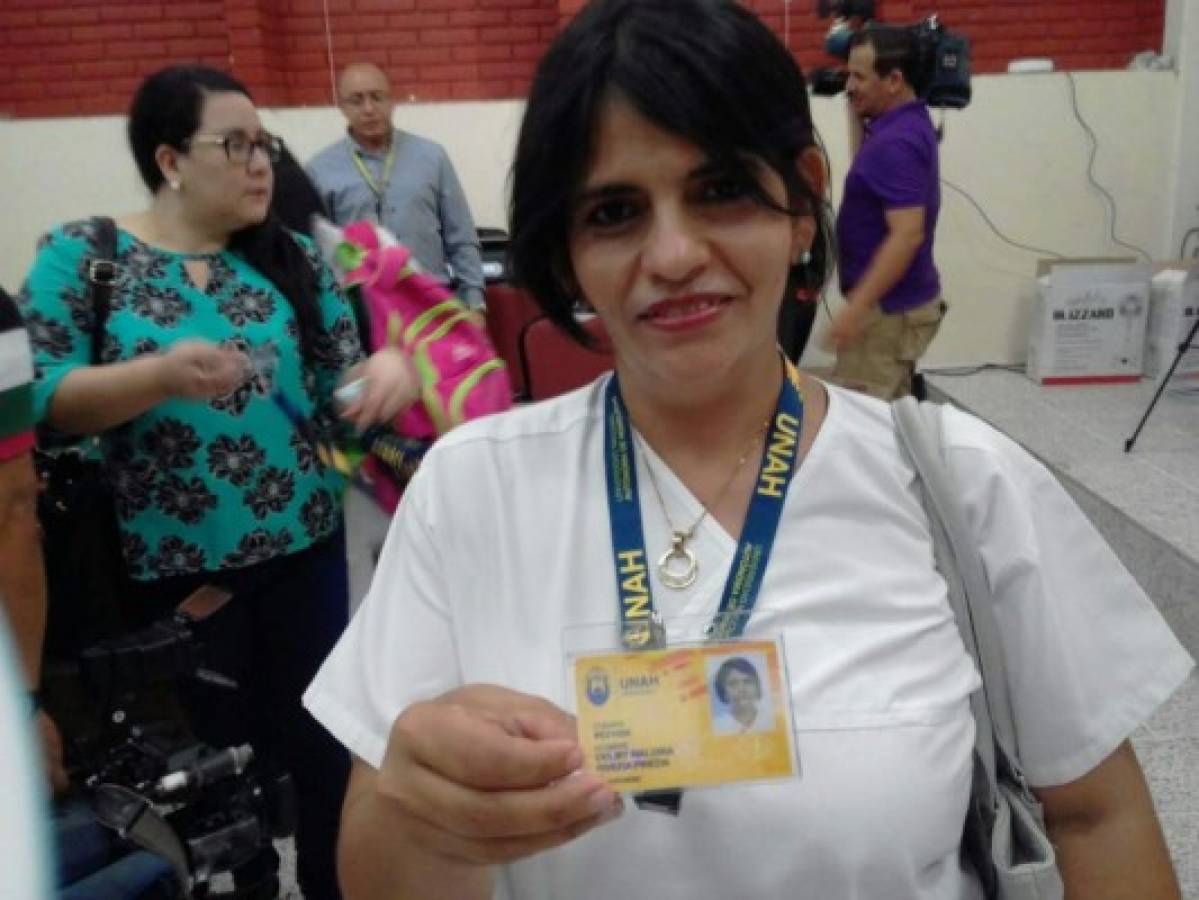 Estudiante de enfermería, la primera en recibir el nuevo carné de la Universidad Nacional Autónoma de Honduras