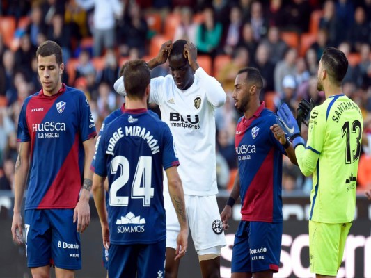 El Valencia gana 2-1 al Huesca in extremis y se acerca a puestos europeos