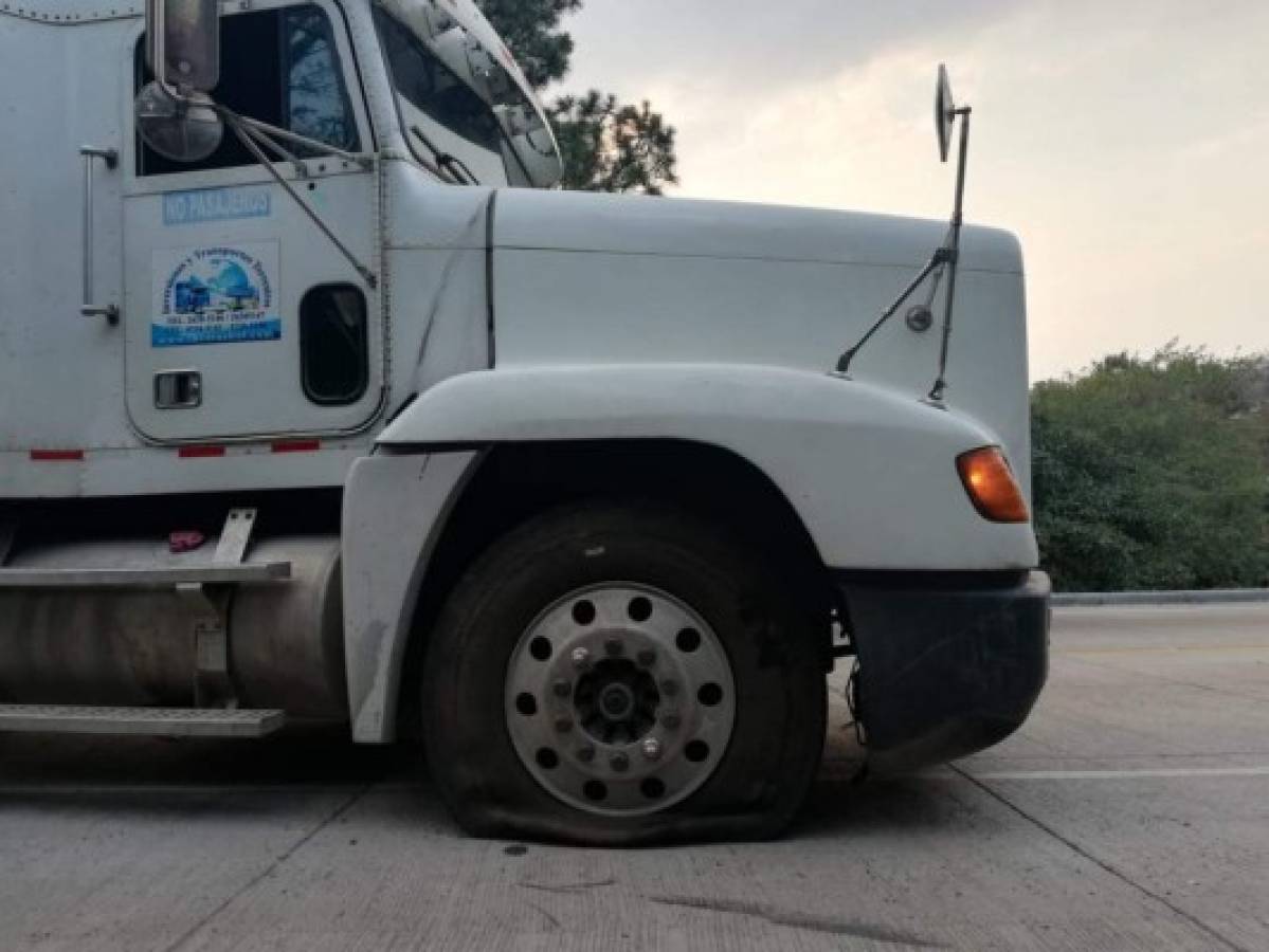 Motociclista muere embestido por furgón en la carretera al sur de la capital