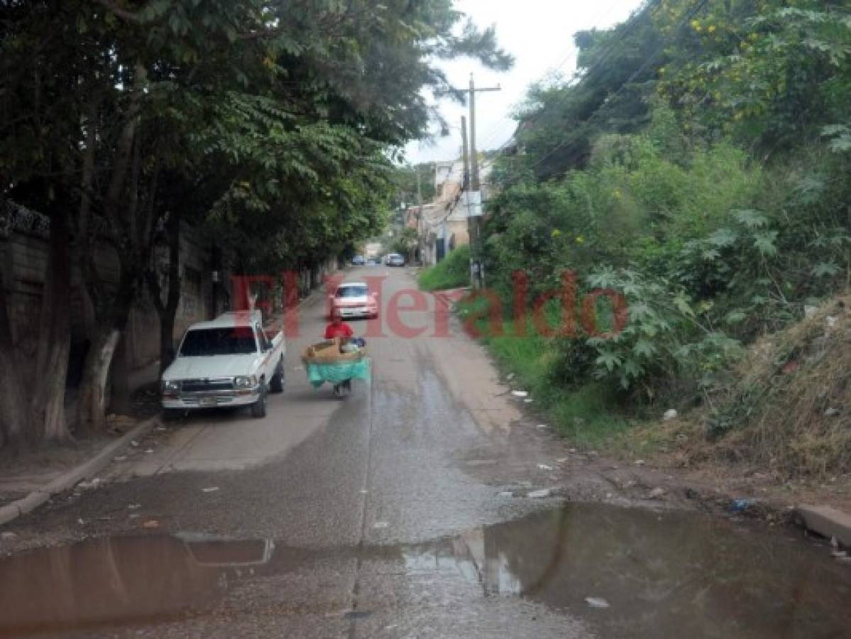 Estancadas permanecen aguas residuales en la colonia El Sitio de Tegucigalpa