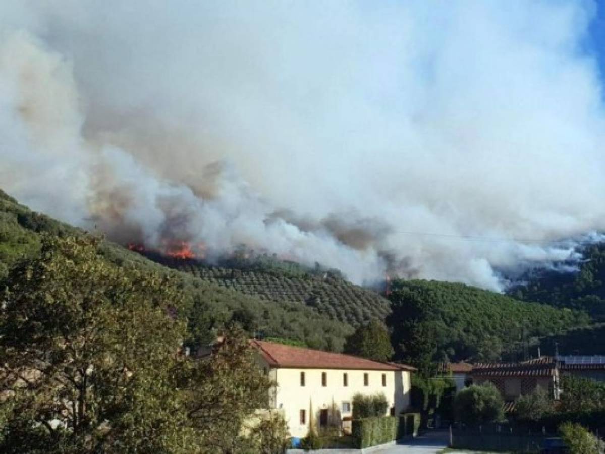 Cientos de personas evacuadas por un incendio en la Toscana italiana 