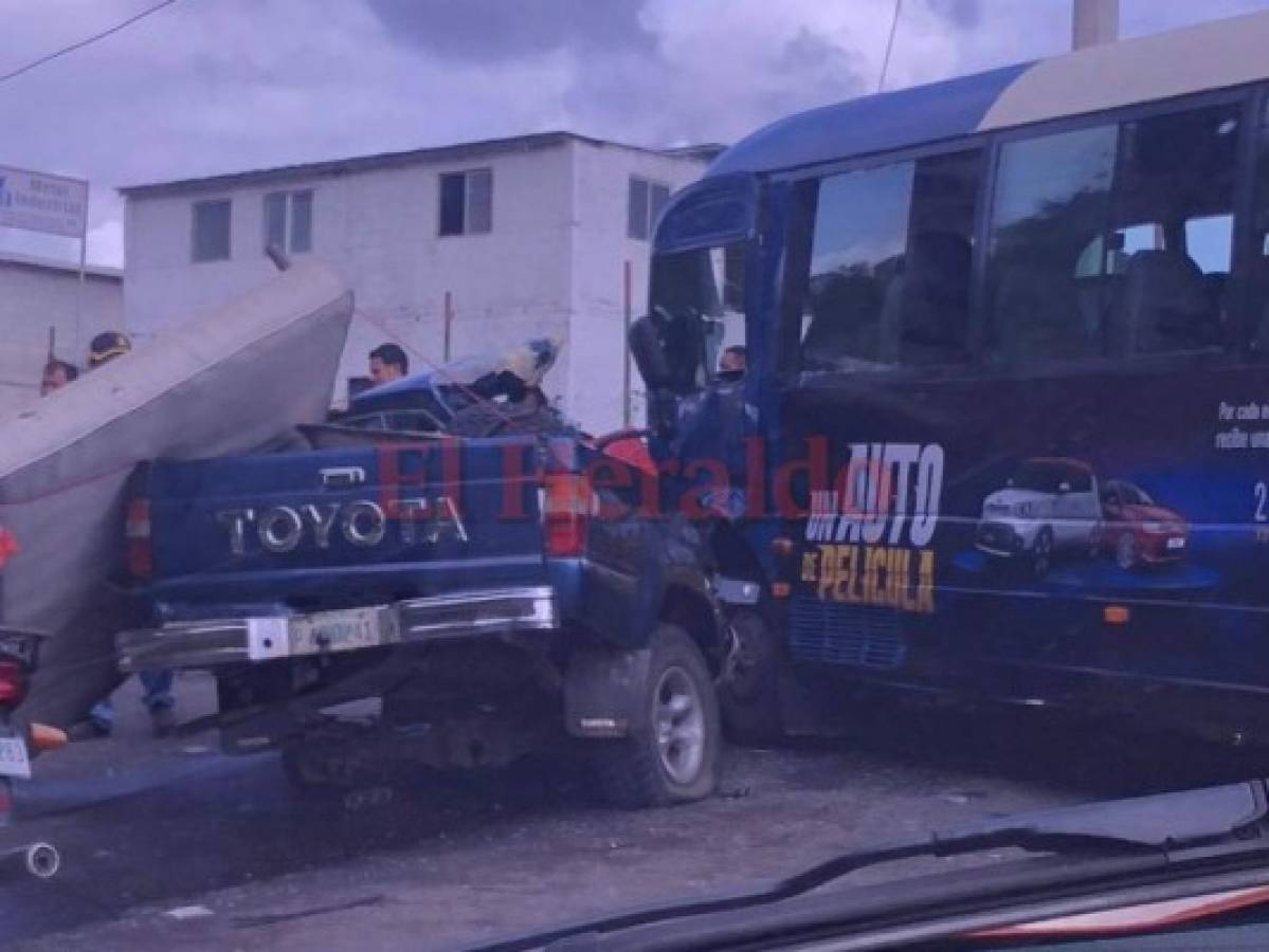 Choque entre pick up y bus rapidito deja varias personas heridas en la capital