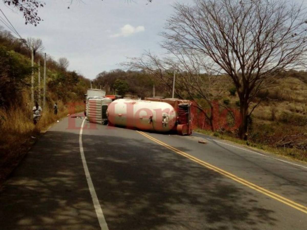 Camión cisterna que transportaba gas LPG se vuelca en carretera que conduce al departamento de Olancho
