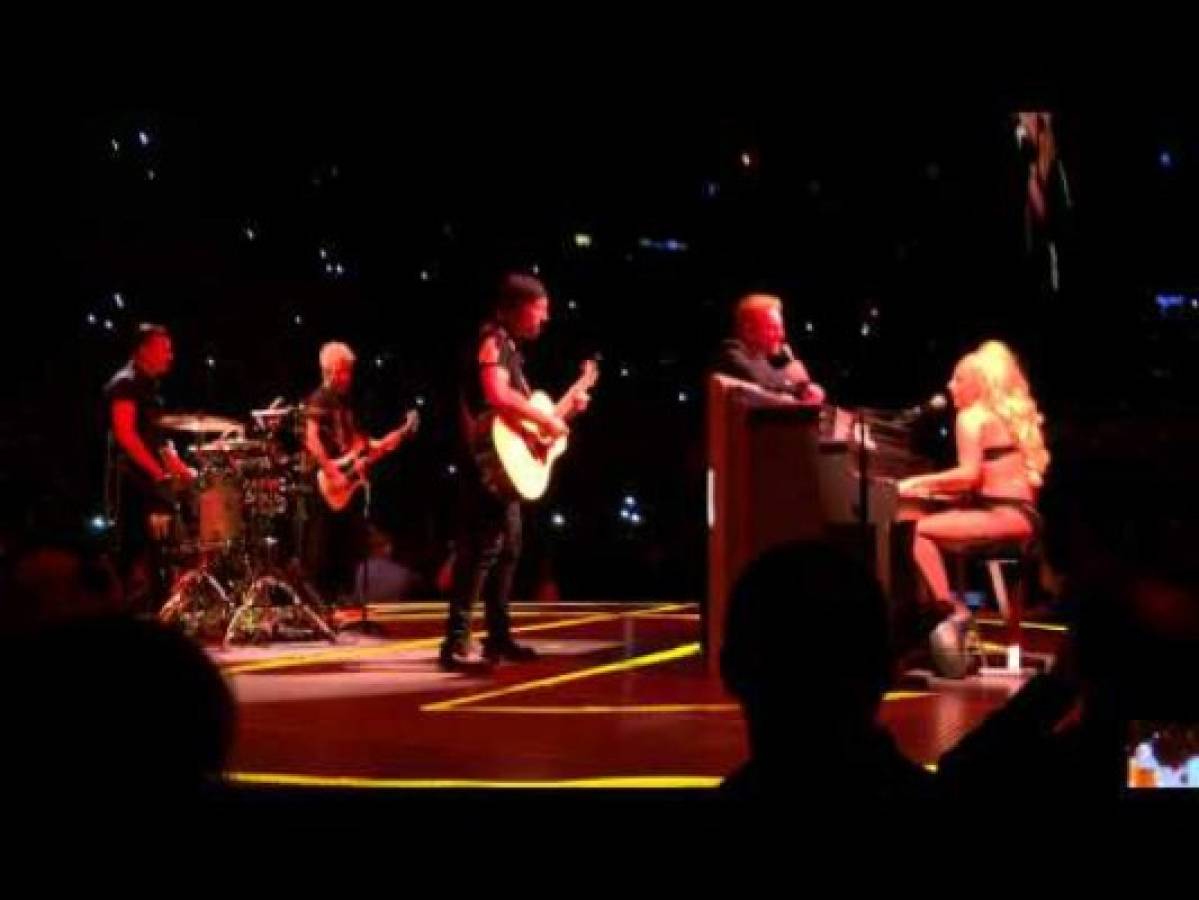 Lady Gaga canta en gira del grupo U2