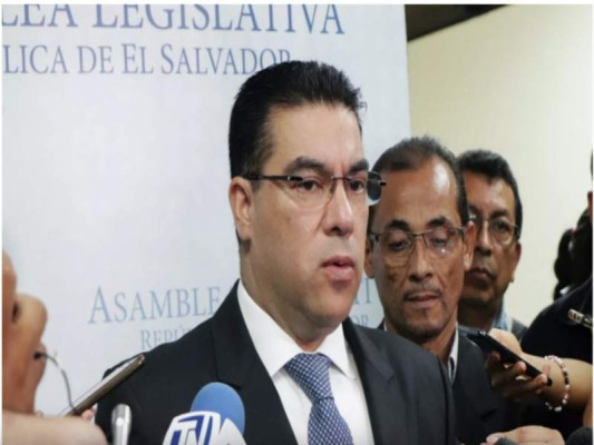 El destituido fiscal general de El Salvador, Raúl Melara, dijo que su separación fue ilegal. Foto: Agencia AFP.