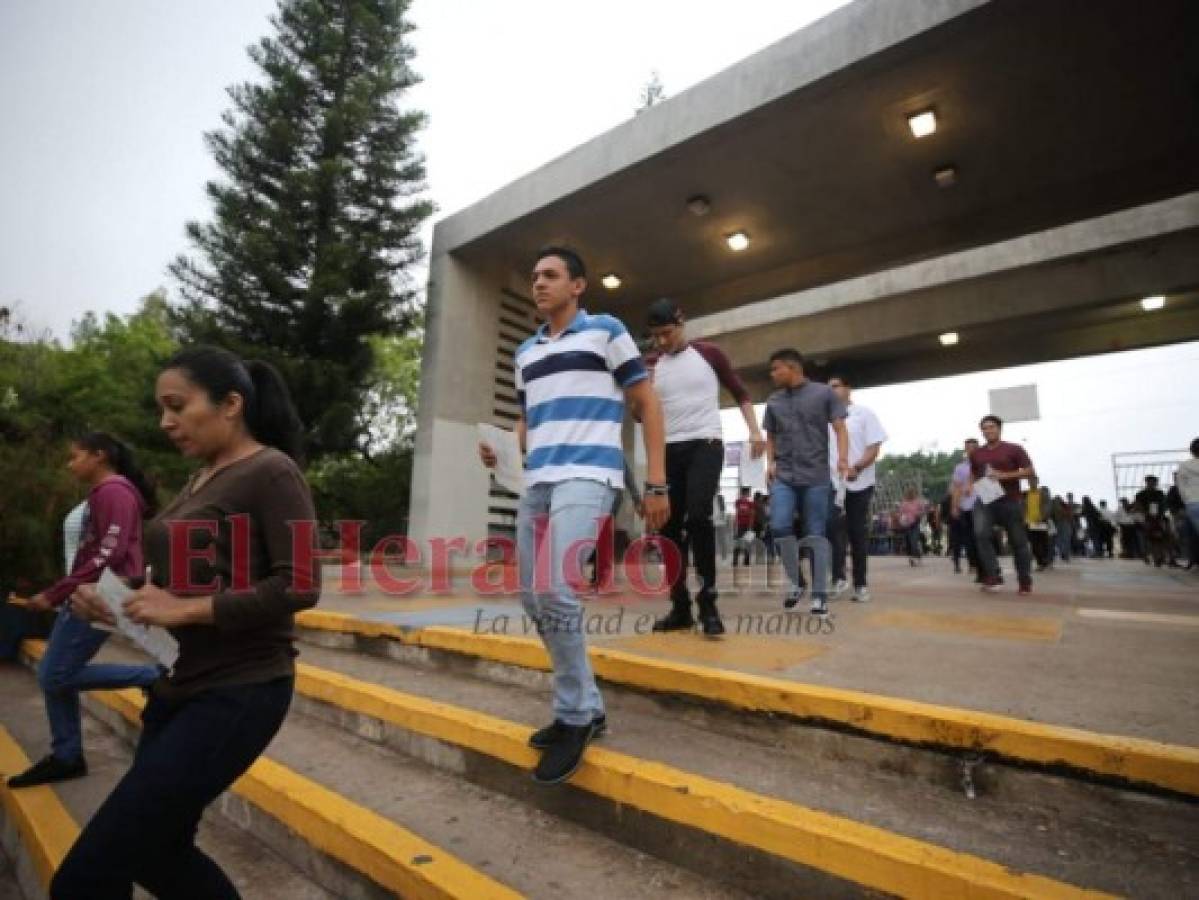 Los jóvenes llegaron este domingo antes de las 7:00 de la mañana para realizar su prueba. Foto: David Romero/EL HERALDO.