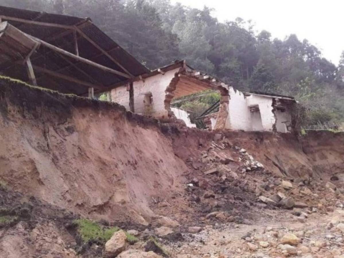 Los pequeños Juan Mateo Rivera y Wendy Mateo Rivera sobrevivieron a la tragedia. Imagen de lo quedó de su casa.