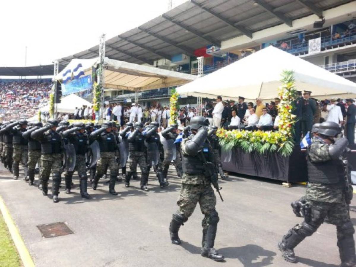 Desfile en homenaje a Francisco Morazán en el Día del Soldado