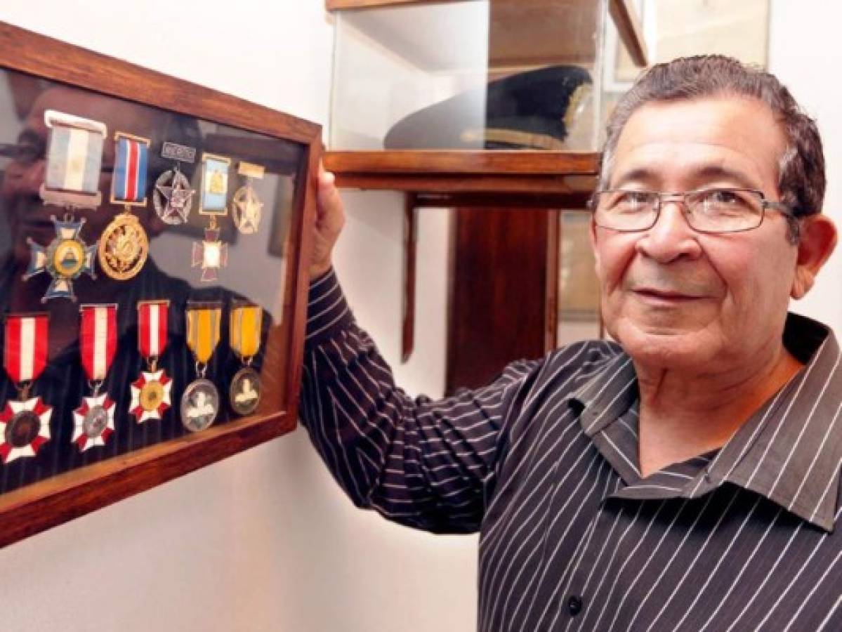 Con parte de sus medallas y condecoraciones obtenidas a lo largo de su carrera militar.