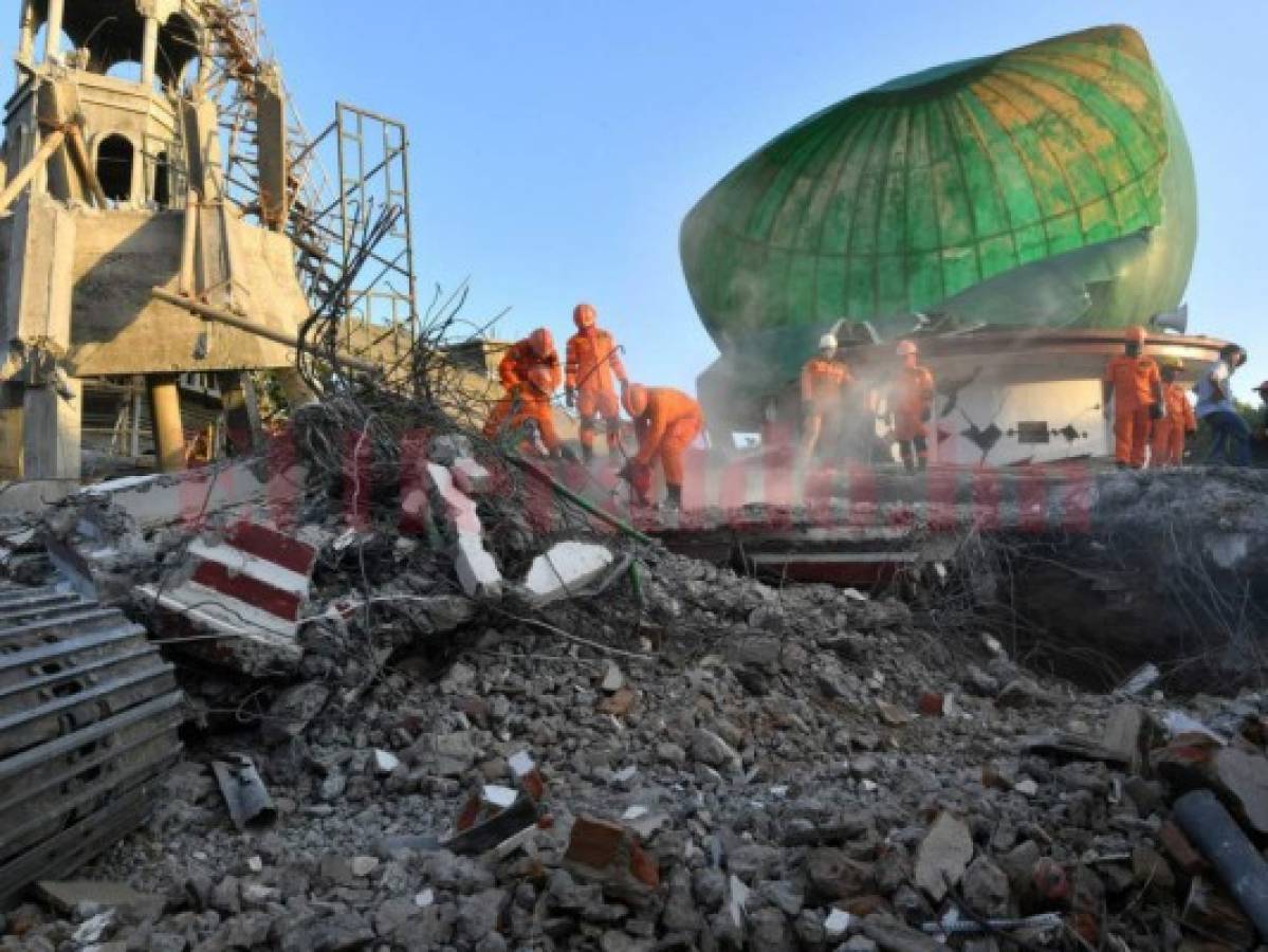 Indonesia evacúa a 2,000 turistas tras el sismo que dejó al menos 98 muertos