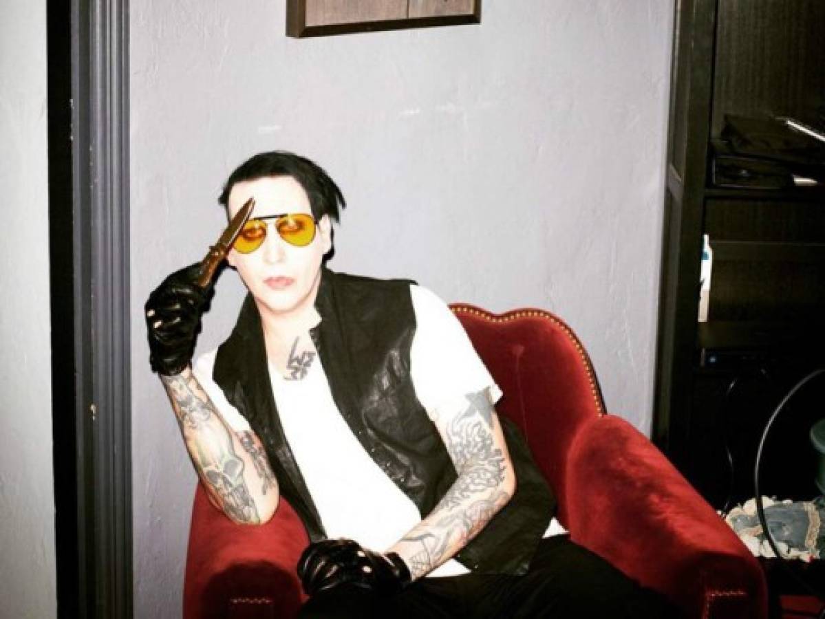 Marilyn Manson sufrió una penosa caída durante su concierto de rock