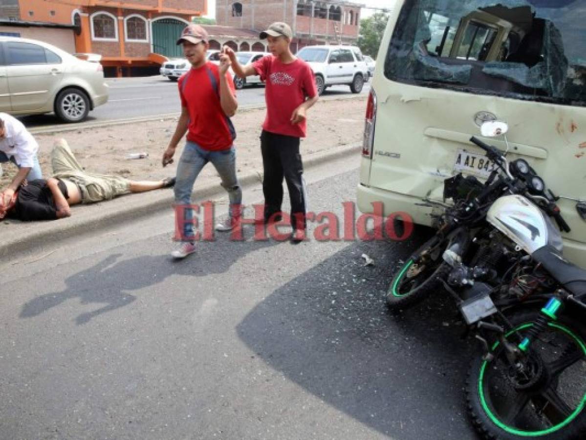 Motociclista resulta gravemente herido al impactar con microbús en la capital de Honduras