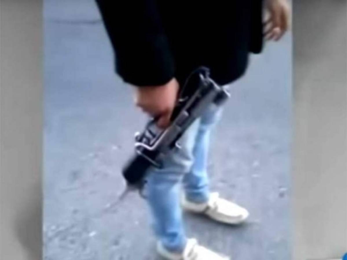 México: Jóvenes le roban el arma a un policía y lo golpean en su rostro
