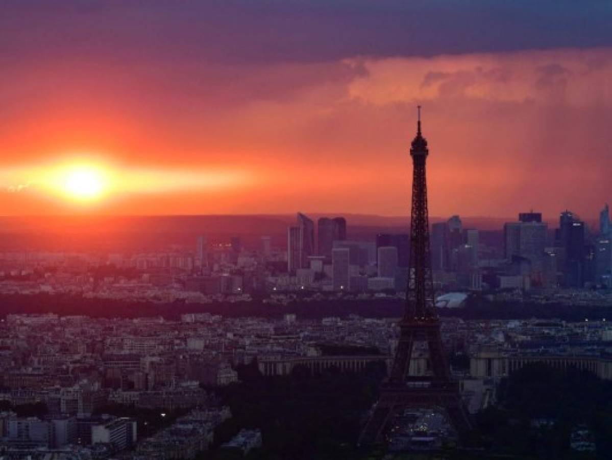 Los hombres más altos del mundo se pasean por París