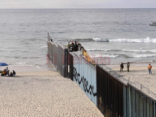 Los migrantes que van en la caravana tendrán que esperar en México para solicitar asilo