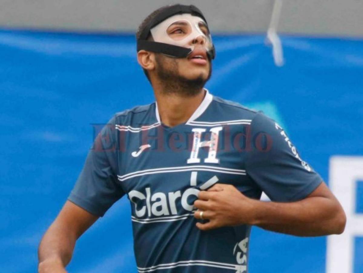 Eddie Hernández se entrena enmascarado con la Selección de Honduras