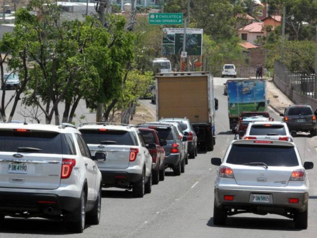 Honduras: En siete sectores de la capital se forman largas filas de vehículos