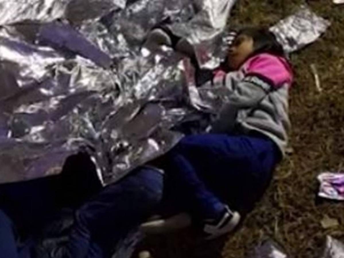 Varios menores fueron captados durmiendo en el suelo junto a sus padres. (Foto: CNN)