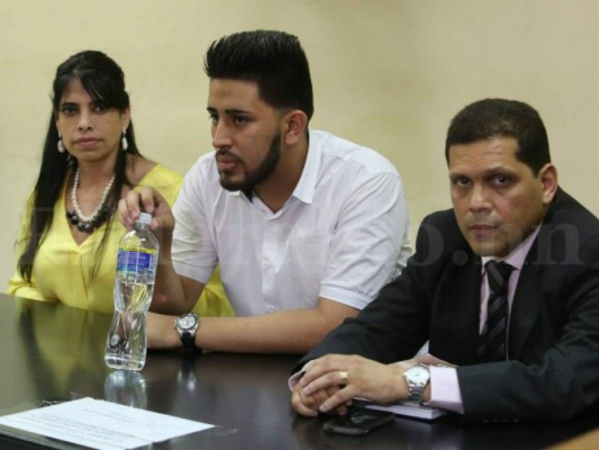 Solórzano junto a sus defensores Celeste Cerrato y Jair López en la Sala II del Tribuna de Sentencia de la CSJ durante su veredicto final el 8 de febrero de 2017. Foto: Jimmy Argueta / El Heraldo.