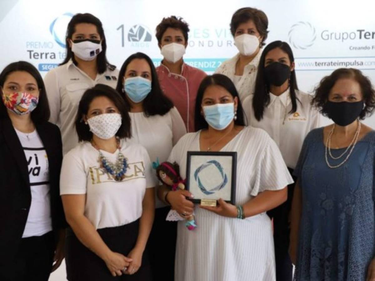 Grupo Terra y Voces Vitales premian a ganadora del concurso 'Aprendiz 2021'