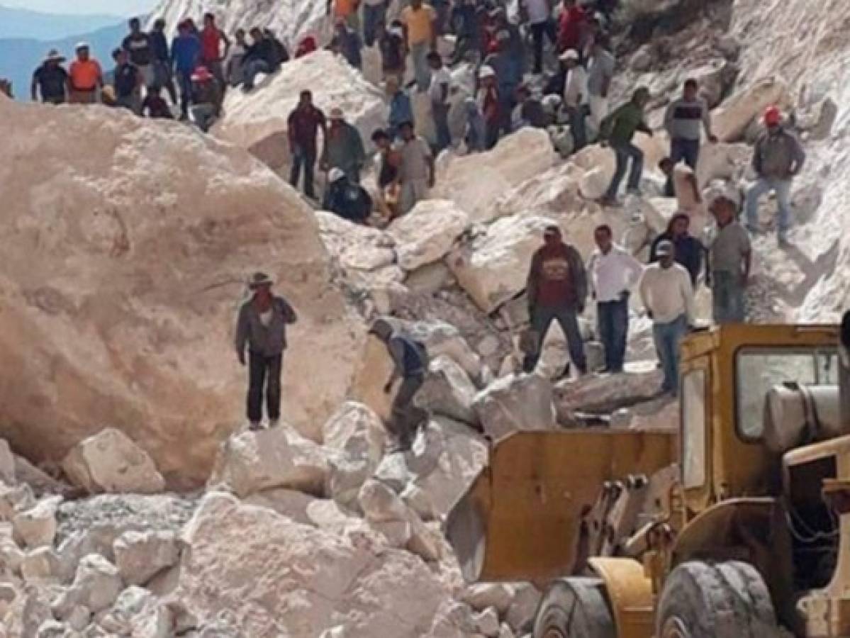 Mueren tres personas en derrumbe de mina en México  