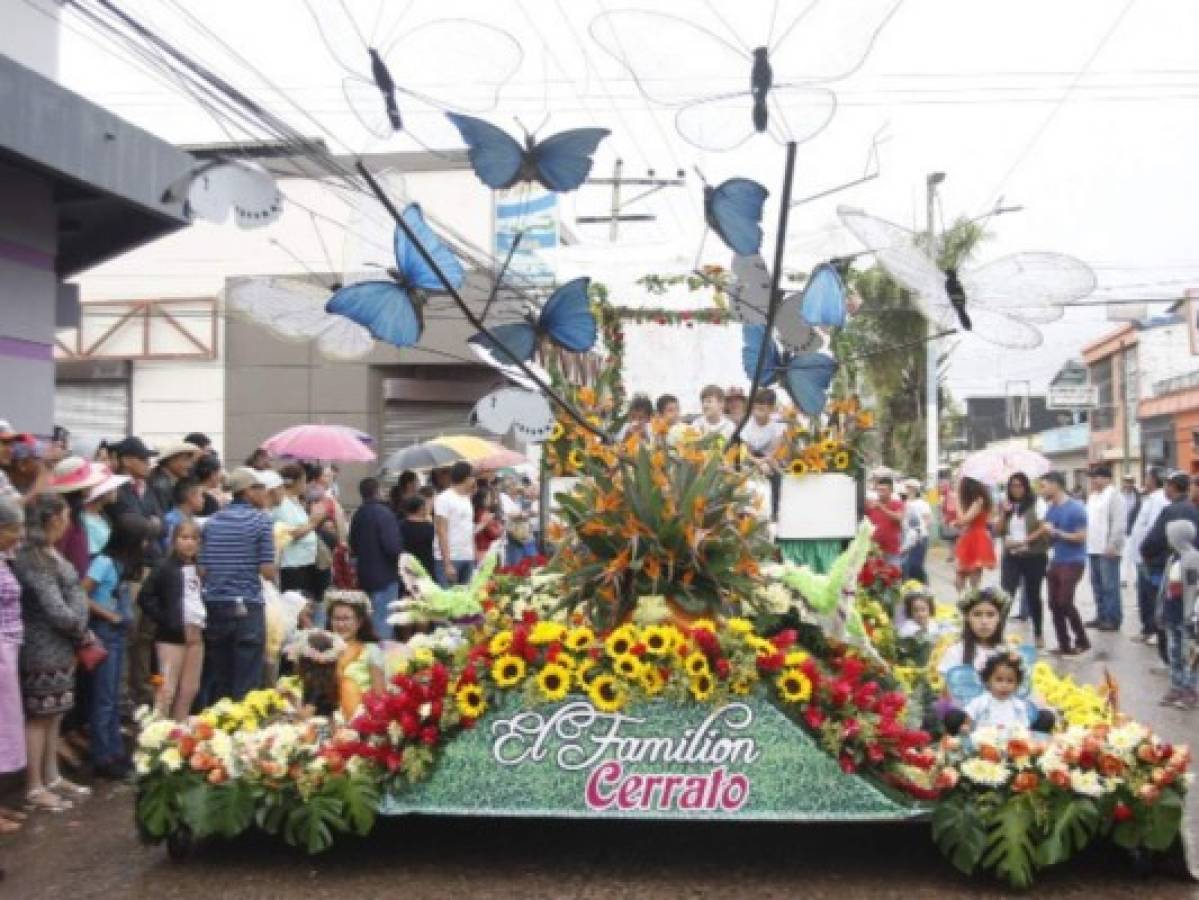 Con carrozas y linternas de los deseos cierra Festival de las Flores