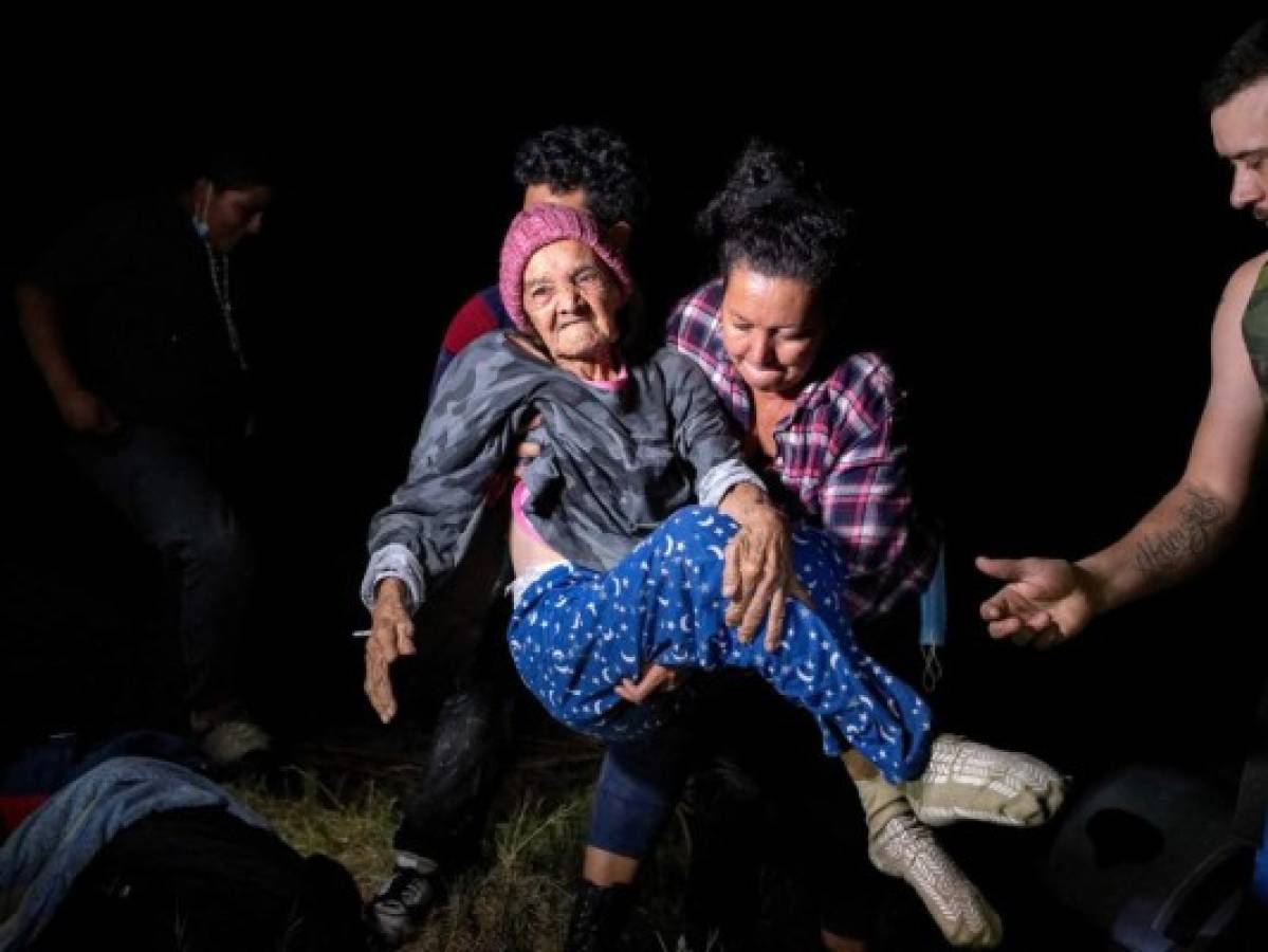 En silla de ruedas y a sus 93 años, hondureña cruza la frontera hacia EEUU