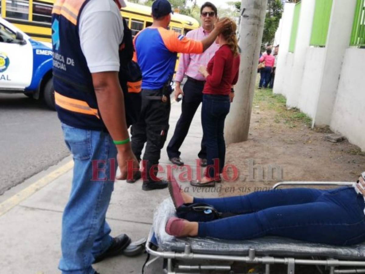 Una mujer resultó con una crisis nerviosa por lo que fue trasladada al hospital. Foto: Estalin Irías/ EL HERALDO