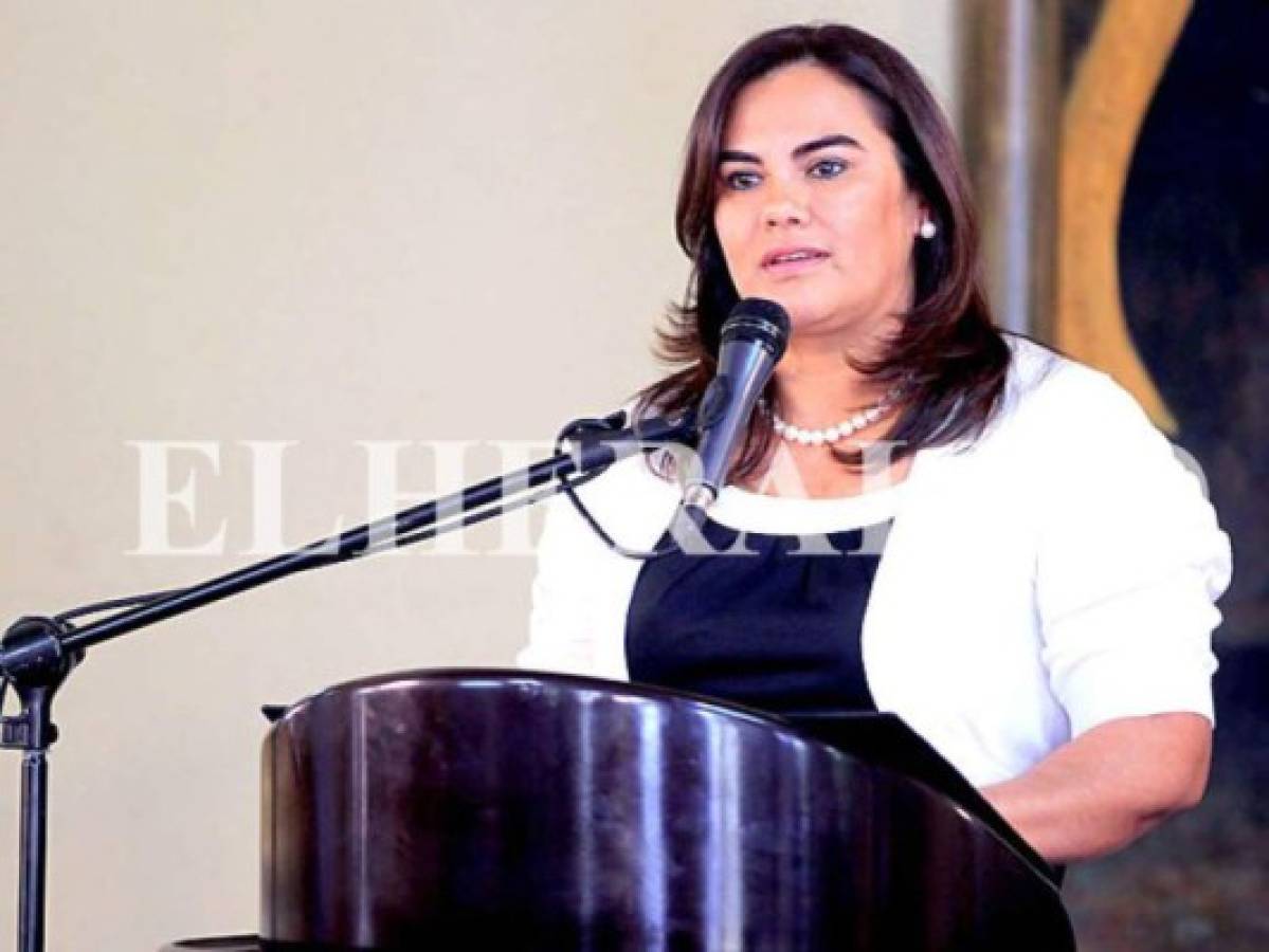 Exprimera dama Rosa Elena de Lobo pide al CNA una indemnización