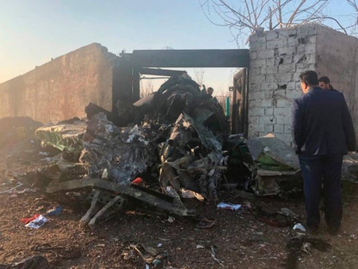Confirman muerte de los 176 pasajeros de avión que se estrelló en Teherán