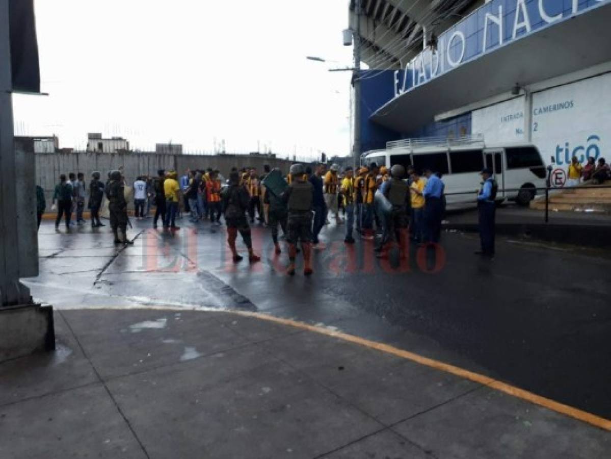 Barras Ultra Fiel y Mega Barra causan terror en las afueras del estadio Nacional