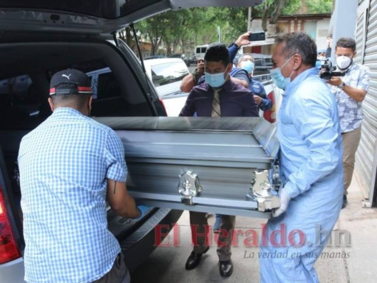 La tarde del martes, los familiares retiraron el cadáver de Sierra Maradiaga. Foto: Estalin Irías/El Heraldo