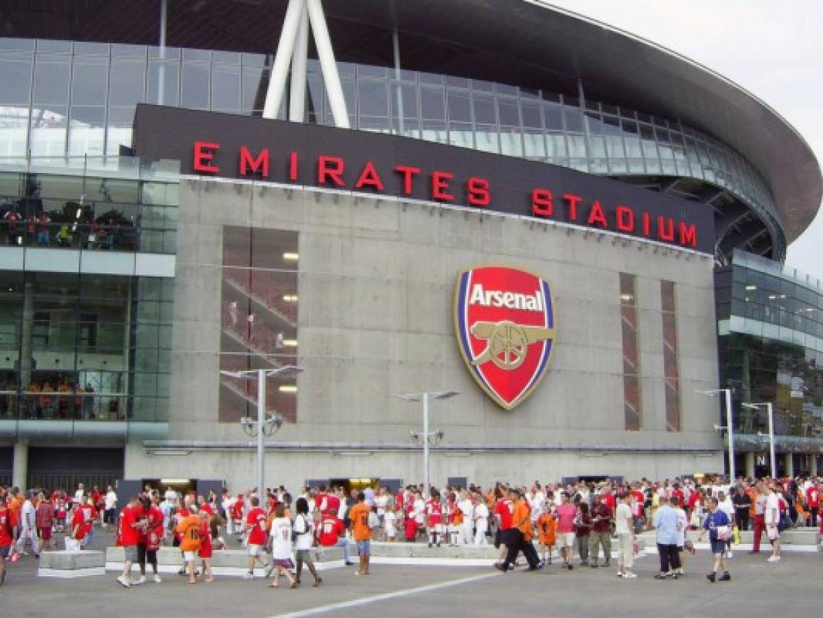 El Emirates Stadium del Arsenal de Inglaterra es invadido por ratones