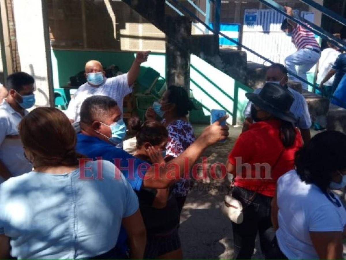 Desorden y cero distanciamiento físico en las urnas de la capital (FOTOS)