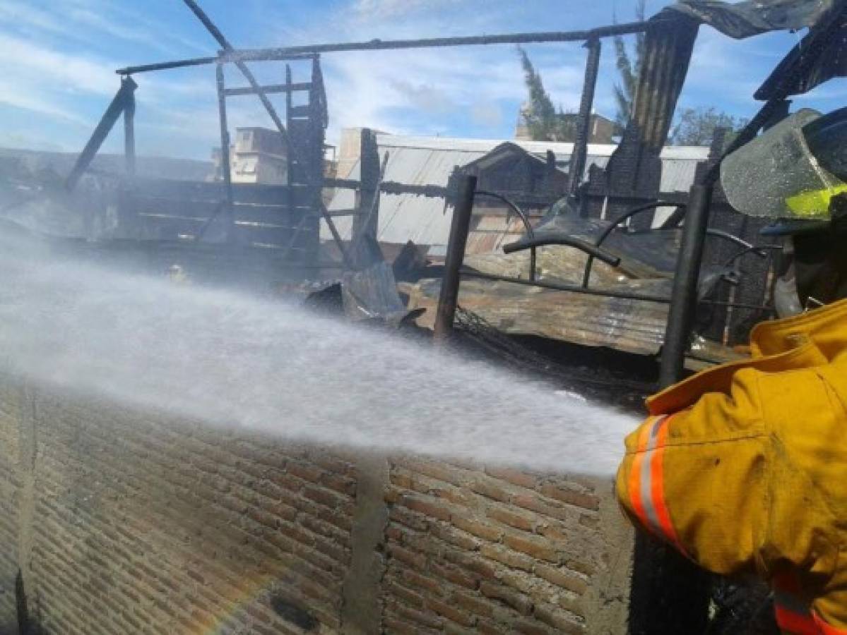 Honduras: Incendio en la Divanna consume cuatro viviendas