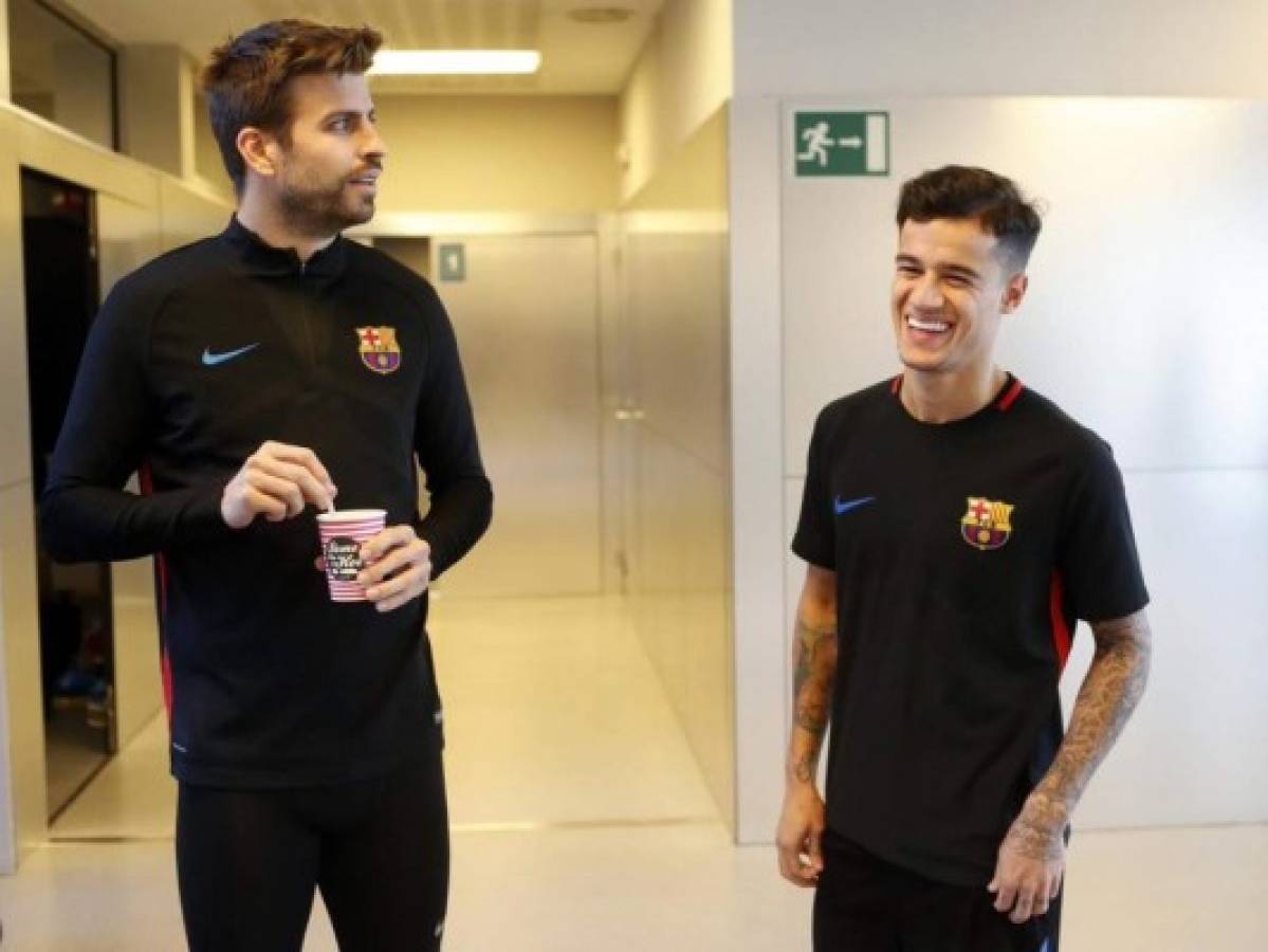 Philippe Coutinho saluda a sus nuevos compañeros en el Barcelona
