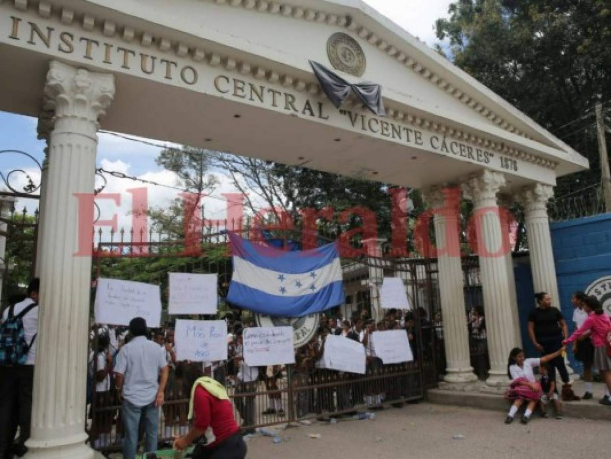 Estudiantes del Instituto Central se suman a protestas por aumento al pasaje