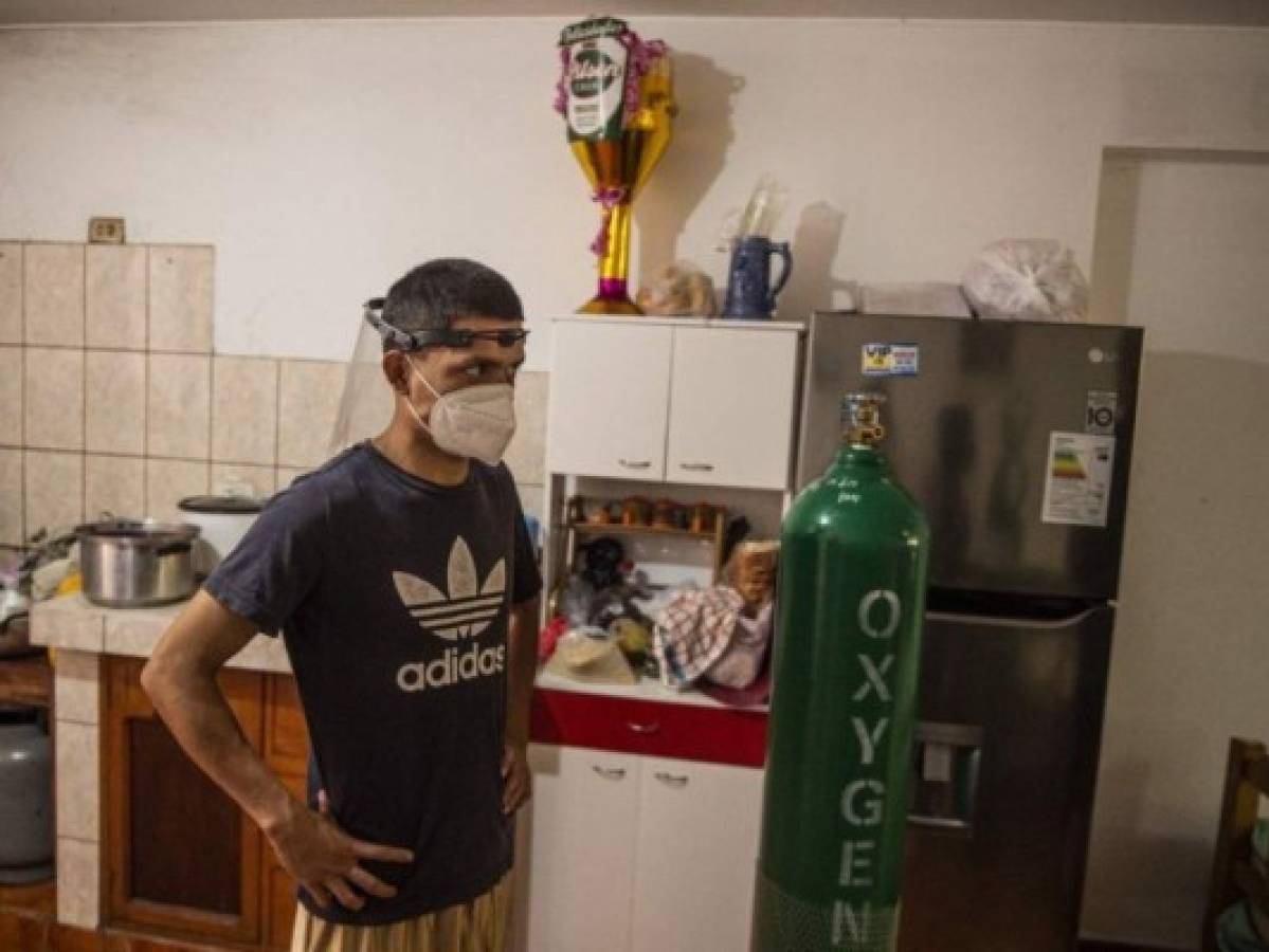 Jóvenes hacen cuatro días de fila para comprar oxígeno a su papá en Perú
