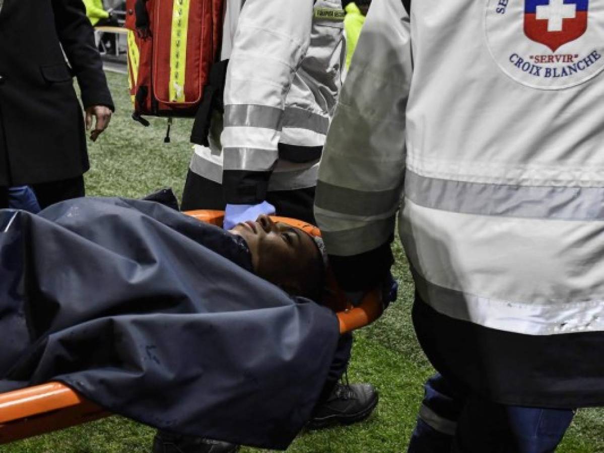 PSG preocupado porque Kylian Mbappé salió noqueado de la cancha y en camilla