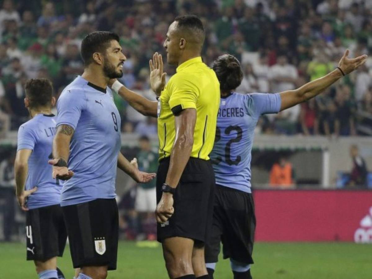 Suárez firma doblete y Uruguay golea al inexperto México 