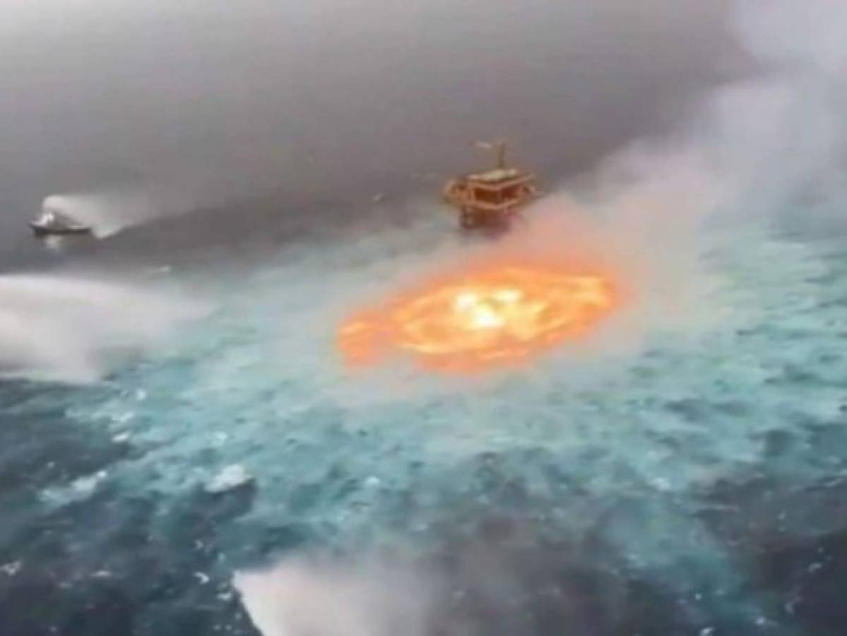 Video: Explosión causa impactante incendio en el Golfo de México