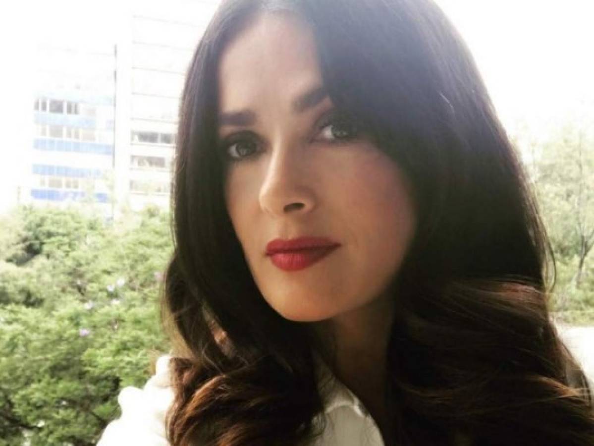 Salma Hayek presume sus canas, orgullosa de su apariencia a los 51 años