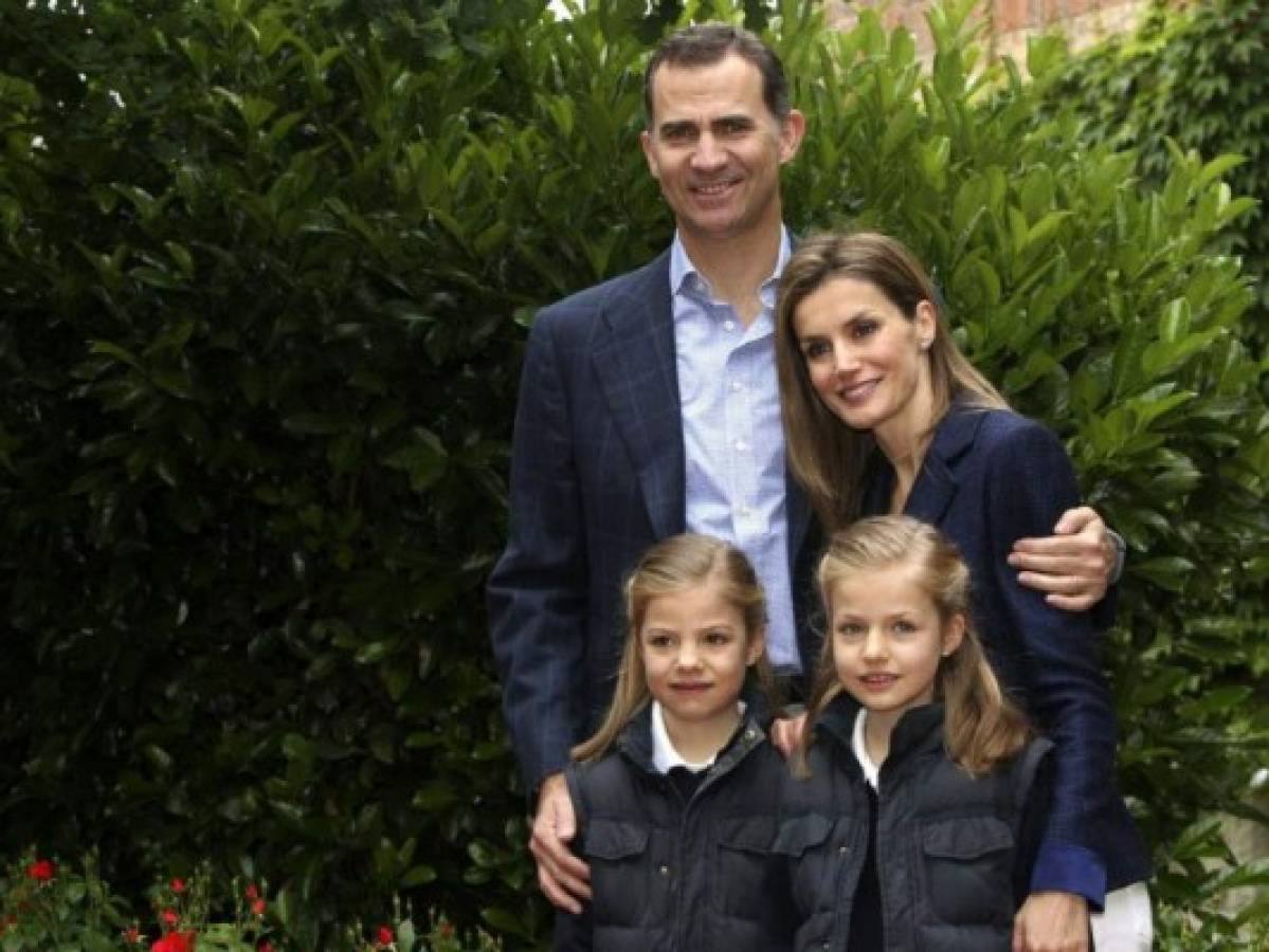 El rey Felipe de España celebra sus 50 años condecorando a su hija y heredera