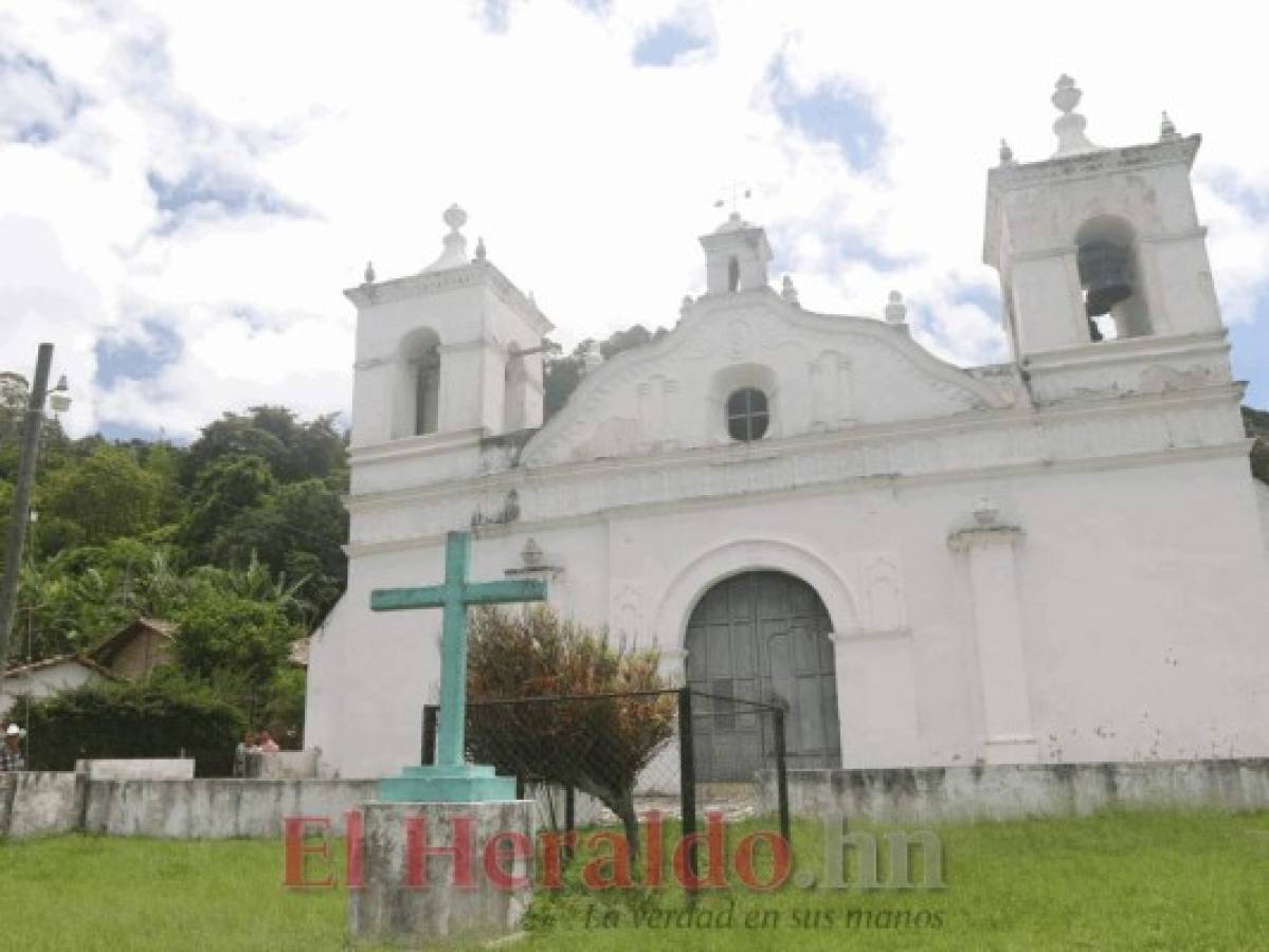 La iglesia tricentenario es de construcción española y lleva sobre la puerta la leyenda “Templo de nuestra Purísima Madre y Señora de Mercedes”. Foto: Edraín Salgado