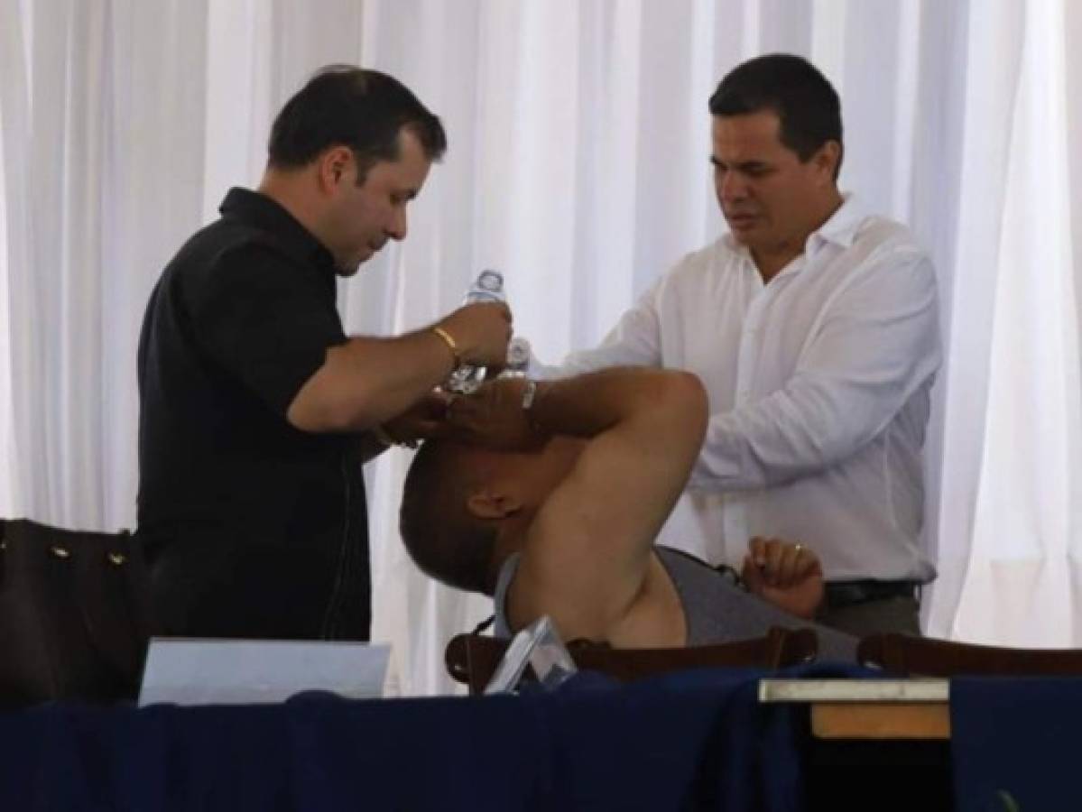 Los médicos y compañeros de Libre brindándole primeros auxilios a Edgardo Castro. Foto; Facebook Franciso Mejía