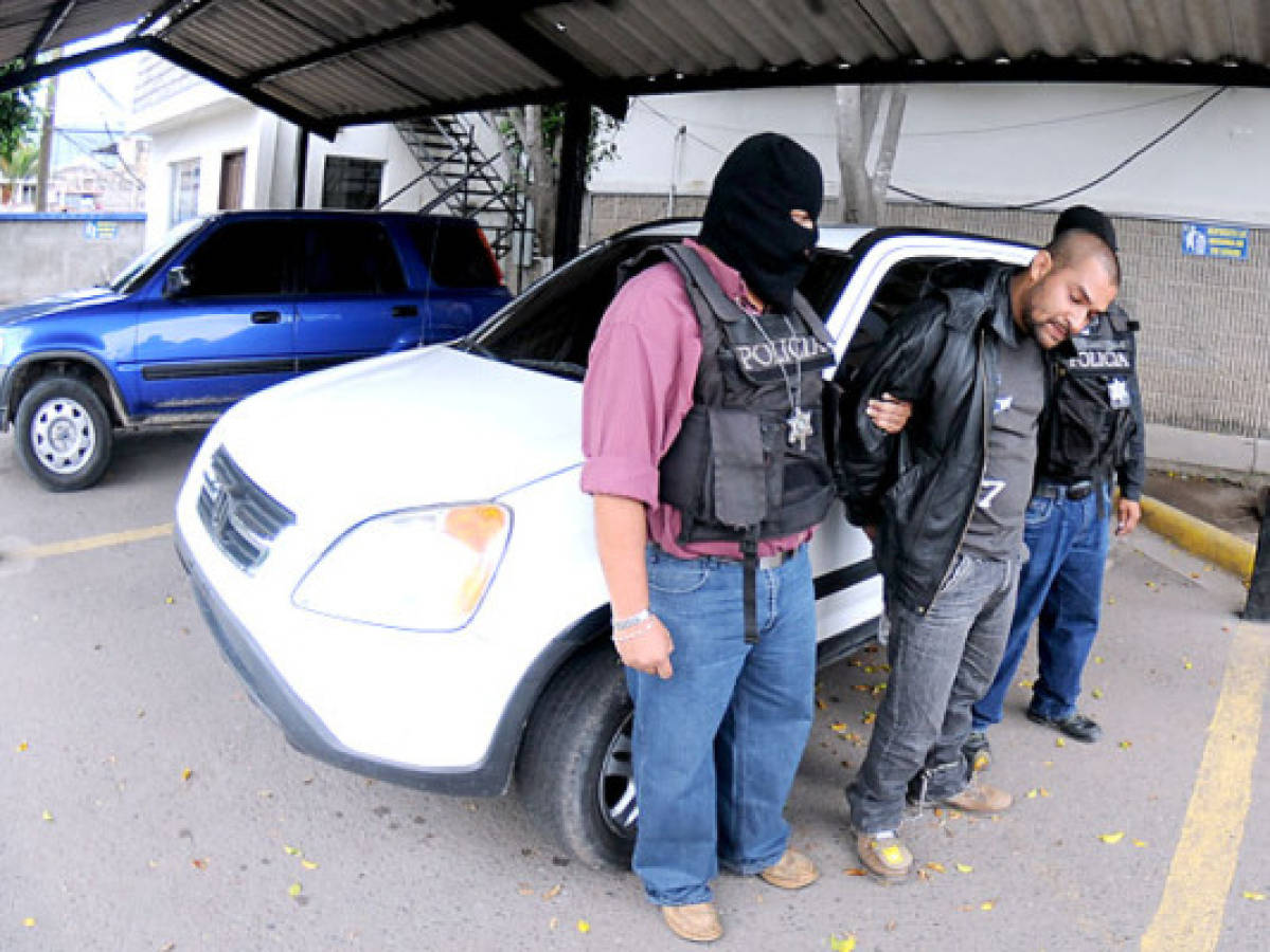 Auto de prisión contra policía acusado por robo de vehículos