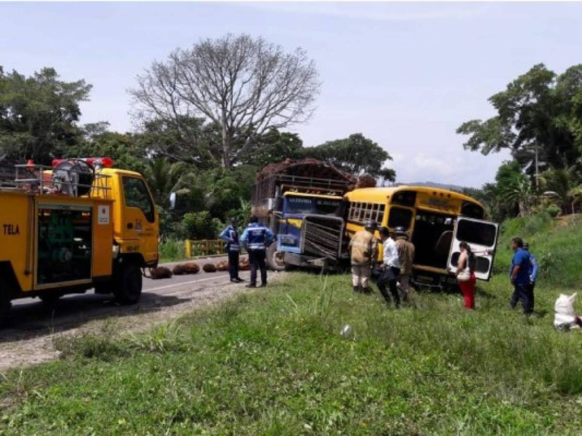 Aparatoso accidente entre bus interurbano y un camión deja tres heridos en El Progreso