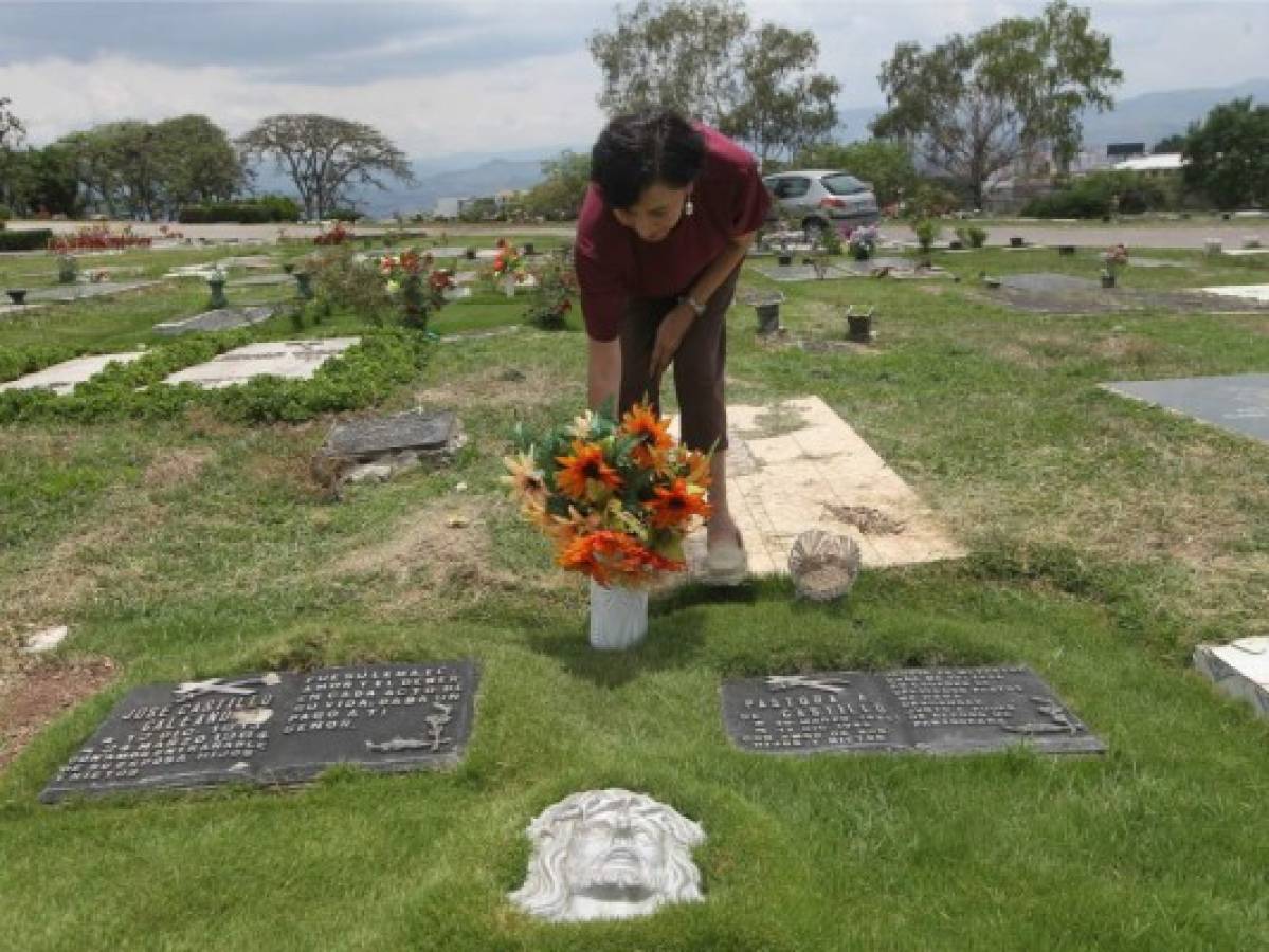 Muchas personas llegan al cementerio a visitar a sus madres difuntas. Foto: Johnny Magallanes/El HEraldo