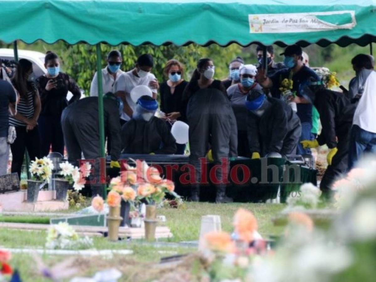 Entre caravanas, globos y consignas entierran al periodista David Romero Ellner