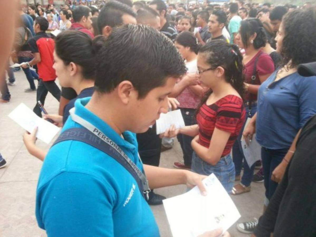 Estudiantes aspiran ingresar a la Universidad Nacional Autónoma de Honduras
